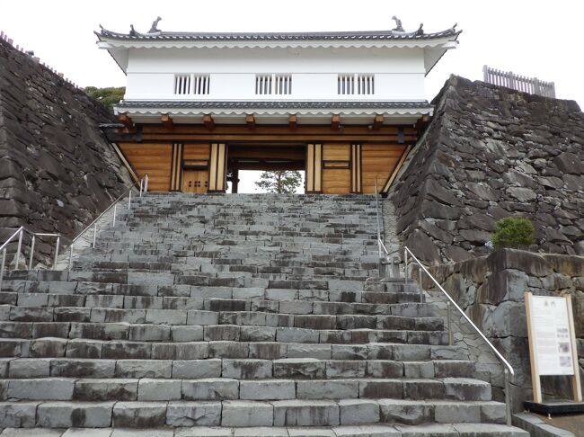 ※写真は甲府城 鉄門(くろがねもん)<br /><br />ホテルの朝食後、長野駅へ<br /><br />■長野 <br />| 篠ノ井線快速(松本行) <br />| 06:54-08:01<br />◇松本 <br />| 中央本線(甲府行) <br />| 08:43-10:41<br />■甲府 <br /><br />雨の中、甲府城<br />甲府駅から武田氏館まではタクシー<br />甲府駅までは傘をさして<br /><br />ミッションコンプリートで<br />大阪に戻ります、3日間で5名城はいいペース<br />塩尻から名古屋まではワープしました<br />(ワープしないと帰宅時刻が22時を過ぎて、体に悪そうなので)<br /><br />■甲府 <br />| 中央本線(小淵沢行) <br />| 13:07-14:00<br />◇小淵沢 <br />| 中央本線(松本行) ↓ <br />| 14:05-14:51<br />■塩尻 <br /><br />駅の売店でミニワイン3本セットを購入<br /><br />■塩尻 <br />| しなの16号(名古屋行) <br />| 15:03-17:07<br />| 5,810円( 指定席2,730円 )<br />■名古屋 <br /><br />ホームでエビ天きしめんを食べる<br /><br />■名古屋 <br />| 東海道本線(東海)快速(米原行) <br />| 17:30-18:40<br />◇米原 <br />| 琵琶湖線新快速(米原経由播州赤穂行) <br />| 18:47-19:42<br />◇京都 ≪直通≫ <br />| 19:44-<br />■最寄り駅<br /> 20時過ぎに帰宅<br /><br />3日間の費用サマリー<br />初日 <br />バス代 1,320 <br />しなの鉄道 260 <br />JR(青春18) 2,410 (9,240) JRの運賃<br />2日目 <br />JR特急 5,170 <br />妙高はねうまライン 790 <br />しなの鉄道 850 <br />JR(青春18) 2,410 (1,848)JRの運賃<br />3日目 <br />タクシー 1,010 <br />JR特急 5,810 <br />JR(青春18) 2,410 (7,678)JRの運賃<br /> <br />交通費計 22,440 <br /> <br />宿泊費 <br />初日 朝食付き 8,160 <br />2日目 夕朝食付き 10,200 <br />宿泊費計 18,360 <br /> <br />合計 40,800 <br /><br />2日目は青春18きっぷよりJR運賃が安く赤字、3日トータルで黒字<br /><br />