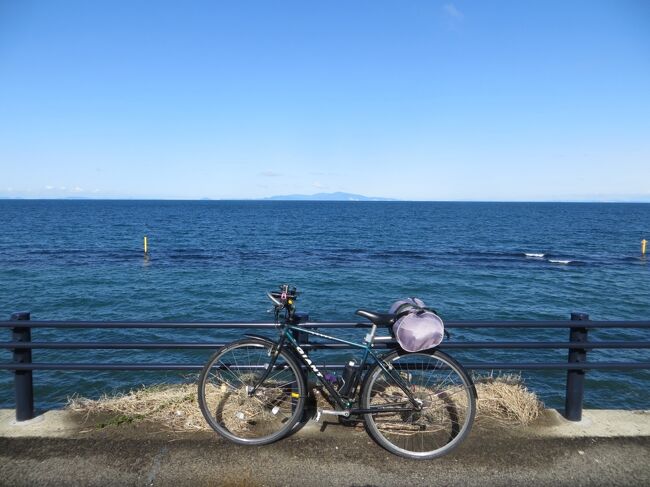 島めぐりサイクリング<br />2022年度旅を再開します。<br />本州、四国、九州、北海道とだいたい回ったので海外旅行が再開されるまで、島を回りたいと思います。第一弾は淡路島です。（屋久島にも行っていますが、山登りということで除外しました）<br />自転車で淡路島に行こうとすると、明石からの船に乗っていくことになります。また島内での宿泊の関係で変則的に島を周りました。<br /><br />19日自宅→（列車）大阪→（自転車）明石→（船）淡路島<br />20日・21日淡路島巡り<br />22日淡路島→（船）明石→（列車）尾張一宮→（自転車）自宅<br /><br />予約した宿の関係（予算の都合）で、変則的に島を回ります。<br /><br />You tubeはこちらから前編https://youtu.be/6O-xau5csXc<br />　　　　　　　　　　 後編https://youtu.be/eQf1UPtXMD0