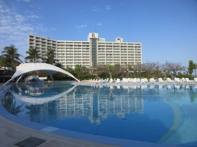 久しぶりに「ルネッサンス沖縄リゾート」（写真）に泊まってきました。このホテルは我々夫婦のお気に入りのホテルで、今回3度目の宿泊です。1度目は2009年9月（５連泊）、2度目は2010年1月（5連泊）です。今回は1泊だけです。<br /><br />ルネッサンス沖縄はマリオットの上級会員へのサービスが悪いことで有名で、クラブルームへの無料アップは期待できません。でも、コロナ禍が幸いしたのか館内ガラガラ、結果的に最上階11階の「クラブツイン・ビーチビュールーム」にアップしてくれました。<br /><br />近況報告<br />昨年の9月に出版した『ホテル上級会員の世界ーマリオットのプラチナに憧れ、ヒルトンのダイヤに目がくらんだ、シニア男性の夢物語』（アマゾン・キンドル出版）の英語版を出版しました。<br /><br />私のホームページに旅行記・書籍の紹介等、多数あり。<br />『第二の人生を豊かに』<br />http://www.e-funahashi.jp/work/index.htm<br /><br /><br /><br />