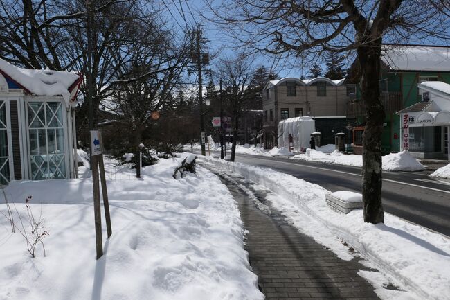 2022年2月20日-27日、冬の軽井沢に行きました♪<br />温泉とグルメ、スキーとショッピング、雪景色を愛犬と一緒にたっぷりと楽しんできました♪<br /><br />☆Vol.1　2月20日：軽井沢♪<br />冬の軽井沢は2年ぶり。<br />愛犬と一緒に東京からマイカーで。<br />上信越自動車道の横川SAを過ぎると雪景色。<br />碓井軽井沢ICで下りて、<br />峠を越えると深い雪景色。<br />早く着いたのでランチはどこにしよう。<br />愛犬と一緒に入れる飲食店は冬季になると休業が多くなるため、<br />どこかに入れるものはないか。<br />そういえば、旧軽井沢ロータリーに昨年の夏にオープンした「つるとんたん」。<br />行ってみるとあいにく臨時休業。<br />でも、旧軽井沢の深い雪景色は珍しく、<br />しばし、ロータリーで散策。<br />そして思い出したのが、<br />昔から営業しているフランス家庭料理「ブラッスリーシュエット」。<br />家族経営なので年中営業しているはず。<br />行ってみるとオープンしており、安堵。<br />「ブラッスリーシュエット」は30年ぶり。<br />変わらぬ雰囲気は懐かしい。<br />サンルームで愛犬と一緒にランチ。<br />本日のお勧めランチを。<br />＠チキングリルオープン焼き　トマトソース<br />＠トマトとバジルのスパゲッティ<br />＠オムライス<br />とても美味しく、昭和の洋食屋さん。<br />ごちそうさまでした♪<br />その後、軽井沢プリンスホテルへ。