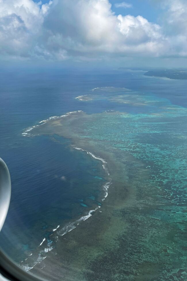 2022年最初の飛行機旅は沖縄へ。<br />沖縄本島は遊びに行ったことがあるけど宮古島は初めてで、セントレアからの直行便もあるし…とサクサク計画が進んだ。<br />宮古空港の外に出るとムワッとした蒸し暑さが身体を包み込み、早速南国の洗礼を受ける。<br />予約していたレンタカーで最初に向かったのは伊良部島、伊良部大橋を通過するときに車窓から見える海の青さに心ときめいた。<br />牧山展望台から伊良部大橋のゆるやかなラインを眺めた後は、島の方言で船を見送る岬の意味を持つ高い崖の上に建つフナウサギバナタの展望台へ行き、伊良部島の北に位置する白鳥岬で広大な空と水平線見渡して、宮古ブルーと呼ばれる宮古島の美々しき青い海を堪能した。<br />