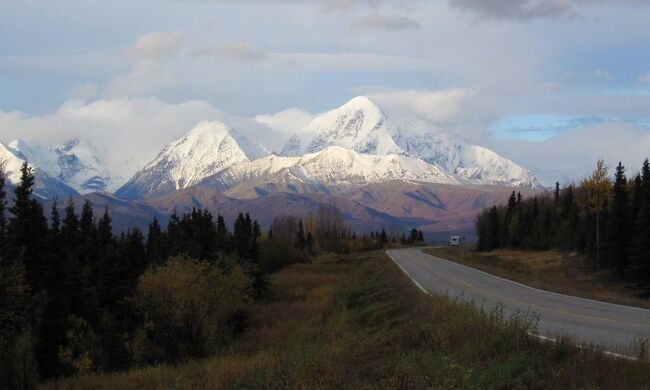 北極圏に接するユーコン。日本から比較的行きやすい一方で、雄大な大自然を堪能できる。<br />ドーソン・シティから文字通り高台を走り抜けるトップ・オブ・ザ・ワールド・ハイウェイ（Top of the World Highway）を経て、いよいよ米国のアラスカに入る。<br />テイラー ハイウェイ（Taylor Highway）、アラスカ ハイウェイ（Alaska Highway）、リチャードソン ハイウェイ（Richardson Highway）と3つの美しい道路を走り、辺境の土産物店、多くのロシア系住民が住む町、ユニークなソーセージ店を巡る。<br /><br />● ごくごく小さな町の意外なお店 @テイラー・ハイウェイ<br />● ロシア食品、はたまたハンターの獲物がソーセージに @デルタ・ジャンクション<br />● 紅葉の中、真っ黄色の道を走る @リチャードソン・ハイウェイ<br />● 極北の地で、思いがけぬ日本との接点を発見 @アラスカ・ハイウェイ<br /><br />カナダ-アメリカ間の国境を越えた辺りから、テイラー・ハイウェイ（Taylor Highway）と道の名前が変わる。このハイウェイも昔は金鉱で栄えた町々をつなぐ役割を果たしていたようで、その名残となる金鉱跡が道路の所々にある。デナリ公園の山々を遠方に臨め、なかなかの景色のハイウェイである。<br /><br />かつて金鉱で栄えたテイラー・ハイウェイだが、今では廃れてしまい人口わずか10人という町もある。チキン（Chicken）という名の小さな町もその1つで、昔は学校まであって、金鉱で栄えた町だった。<br />だた、ここには町の規模からは想像がつかない、なんともこぎれいなドライブイン（Chicken Creek Cafe）がある。多くの観光客が訪れるとはとても思えないが、鶏肉（Chicken）にひっかけた、しゃれっ気のある町のオリジナルグッズやトップ・オブ・ザ・ワールド・ハイウェイに関係する土産物が充実している。こんな人里離れた辺地まで来なければ入手できない小物ばかりなので、お土産にはちょうどよいかもしれない。<br /><br />詳細はコチラから↓<br />https://jtaniguchi.com/yukon-alaska-taylor-highway-chicken-deltajunction/