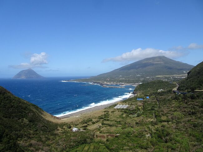 春霞や花粉に悩まされる日が多くなり、日本海側は相変わらず悪天の日が多いので、前日に急遽計画して1泊2日で八丈島へ。八丈富士と三原山に登ってきました。<br /><br />＜旅程＞<br />【1日目(3/19土)】<br />　羽田7:30→八丈島8:25（ANA1891）<br />　八丈島空港9:05-10:09大坂トンネル展望台-10:45三原山登山口-11:22三原山11:29-11:51大池・小池11:59-12:44唐滝-13:27八丈服部屋敷13:38-13:42富次郎商店前バス停（徒歩）<br />　富次郎商店前13:59→14:20中田商店前15:43→15:49名古の展望/末吉温泉前16:29→三根出張所17:05（町営バス）<br />【2日目(3/20日)】<br />　宿7:29-8:41八丈富士登山口-9:01お鉢分岐-9:12八丈富士9:14-9:42お鉢分岐-9:47浅間神社-9:53お鉢分岐-10:09八丈富士登山口-11:02フリージアまつり11:08-11:52南原千畳敷12:16-13:09旧役場前バス停（徒歩）<br />　旧町役場前13:45→13:56樫立温泉前/富次郎商店前15:18→町役場15:34（町営バス）<br />　八丈島17:30→羽田18:30（ANA1896）