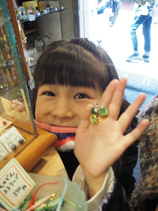 朝から江ノ島<br />長女の目的地 HOOK<br />ガラス屋さんの 指輪ガチャガチャ。<br />生しらす丼<br />江ノ電に乗り<br />横浜へ。<br />横浜ベイクォーターから<br />14:35 シーバスに乗り <br />赤レンガ倉庫、<br />再度 横浜コスモワールドに。