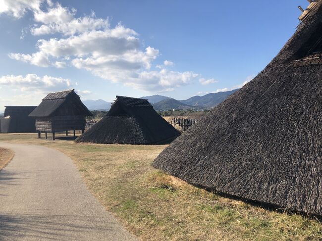 冬休みは鳥見旅行で九州へ行ってきました。<br />狙いは、日本最大級のツル渡来地である鹿児島県出水市でツル観察と、佐賀県の東よか干潟でクロツラヘラサギ観察です。<br />これだけだと完全に親の趣味に走った旅行なので、要所要所で子供たちの楽しみになるような場所も取り入れつつ、4泊5日の九州縦断の旅行となりました。<br /><br />旅行4日目の午後は吉野ヶ里歴史公園で歴史の勉強＆思いっきり外遊び。<br /><br />旅行日程（★が今回の記事です）<br />1日目：鹿児島へ移動<br />2日目：桜島へ！自然恐竜公園で遊ぶ→出水に移動、ツル観察1回目<br />3日目：ツル観察2回目＆焼酎工場見学→佐賀へ移動<br />★4日目：東よか干潟でバードウォッチング1回目→吉野ヶ里歴史公園<br />5日目：東よか干潟でバードウォッチング2回目→帰宅