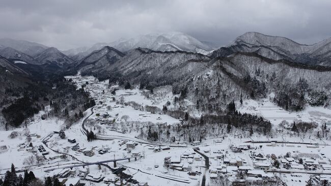 ２０２２年２月７日　曇り、時々雪<br />　肘折温泉から蔵王温泉に向かう途中で山寺に立ち寄った。ここには学生時代に一度来ているが、４トラベルでアップされた水墨画のような冬の風景を見たくて再訪した。<br />　この時期は観光客も少なく雪が舞う山内は静寂そのもの。五大堂から見た山寺と周囲の風景は雪と氷の白、木々や岩の黒だけの水墨画。苦労して登ってきた甲斐があった。ただ途中の階段や坂は圧雪されてアイスバーン状態。冬に来るならアイゼンは不可欠である<br /><br />【旅程】<br />　２/５　関西空港→仙台空港→仙台駅→新庄駅→肘折幻想雪回廊→肘折温泉・三春屋旅館（泊）<br />　２/６　雪の肘折温泉散策→共同浴場「上の湯」（立寄り湯）→肘折希望大橋→肘折いで湯館（立寄り湯）→肘折温泉・三浦屋旅館（泊）<br />★２/７　肘折温泉→新庄駅→山寺駅→山寺見物→山形市内散策→山形駅→蔵王温泉・伊藤屋旅館（泊）<br />　２/８　蔵王ロープウェイ→雪の蔵王かんじきハイキング→蔵王温泉共同浴場の湯巡り→蔵王温泉・伊藤屋旅館（泊）<br />　２/９　蔵王温泉→山形駅→仙台駅→仙台空港→関西空港