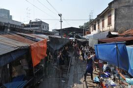 2015年タイ旅行記　第3回　メークローン市場に列車がやってきた！日本ではありえない衝撃の光景に驚き