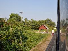 2015年タイ旅行記　第4回　メークロン線のローカル列車でバーンレムへ