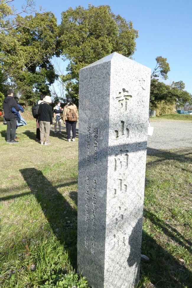 先日飛鳥の牽牛子塚古墳を見学に行ったこともあって、スマホのお気に入りで古墳のニュースがあがってきました。<br /><br />古墳に登ろう、とな。<br /><br />さほど興味はないけども、普段登ることが出来ない古墳に登れることが出来るのならちょっと行ってみよっかなと。<br />電話で問い合わせてみると特に申し込みという形はとっていないので、時間に来ていただければということですが、問い合わせが多いので人数が多いと制限することもあるかもしれません、とのことでした。<br /><br />って、問い合わせが多いってことは知っている方が多いってことよね。スマホに出てこなきゃ知らなかったさ。<br /><br />前日は雨でしたが、当日はいい天気に恵まれました。