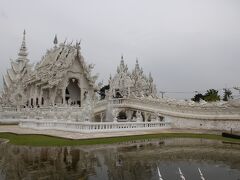 春うららの北タイ（８）　タイ最北部の県チェンライの白亜の寺院　ワット・ロン・クン