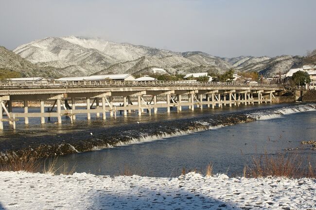休日と雪が重なりました。<br />行くしかないでしょう、久々の雪の京都です！<br />画像は、渡月橋＠嵐山にてです。<br /><br />過去の京都・京都市右京区散歩記。<br /><br />関西散歩記～2021 京都・京都市右京区編～その1<br />https://4travel.jp/travelogue/11693439<br /><br />関西散歩記～2021 京都・京都市右京区編～その2“世界遺産「古都京都の文化財」”<br />https://4travel.jp/travelogue/11693556<br /><br />関西散歩記～2021 京都・京都市右京区編～その3<br />https://4travel.jp/travelogue/11694054<br /><br />関西散歩記～2019-4 京都・京都市右京区編～<br />https://4travel.jp/travelogue/11500670<br /><br />関西散歩記～2019-3 京都・京都市右京区編～<br />https://4travel.jp/travelogue/11493683<br /><br />京都まとめ旅行記。<br /><br />My Favorite 京都 VOL.7<br />https://4travel.jp/travelogue/11669572<br /><br />My Favorite 京都 VOL.6<br />https://4travel.jp/travelogue/11504781<br /><br />My Favorite 京都 VOL.5<br />https://4travel.jp/travelogue/11463030<br /><br />My Favorite 京都 VOL.4<br />https://4travel.jp/travelogue/11369230<br /><br />My Favorite 京都 VOL.3<br />https://4travel.jp/travelogue/11275410<br /><br />My Favorite 京都 VOL.2<br />http://4travel.jp/travelogue/11120777<br /><br />My Favorite 京都 VOL.1<br />http://4travel.jp/travelogue/10945390
