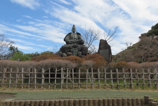 箱根、松坂屋に前泊。鎌倉へ向かう。大仏、長谷寺、<br />鎌倉で駐車場がなかなか見つからない。困ったよ。でも何とかパーキング!<br />しらす丼の昼食の後、鶴岡八幡宮、大河ドラマ館を見学。<br />建長寺、円覚寺までは歩き、北鎌倉からJRで鎌倉へ戻る。<br />ホテル着。<br />翌日は、源氏山目指して、化粧坂の切通し、少しきつかったが、源氏山着。頼朝像。<br />銭洗い弁天、佐助稲荷見学。車で海岸沿いへ。海の見えるレストランでハンバーガー。<br />鎌倉、湘南の波はサーファーにベストだ。自転車やバイクの横にサーフボードをつける金具、驚いたよ!