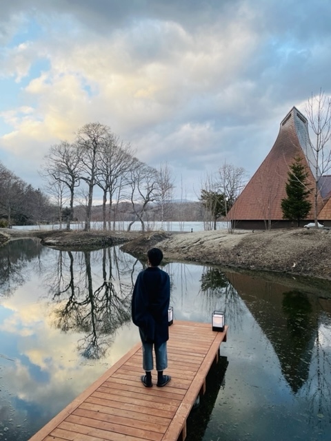 男前女子のYさんとは、一昨年の12月に一緒に行った箱根旅はもちろん、出張も一緒に行くことも多く、仕事仲間であり気心の知れた友人でもあります。<br /><br />2021年はコロナがありながらも、なんだかお互いに忙しい毎日を送っていたのですが、年の終わりごろになって“日々仕事を頑張っているご褒美に旅に出ましょう！！”と提案し意見が一致。<br />そして前回に引き続き私が計画を立てることに相成りました。<br /><br />旅先の候補として南の石垣vs北の北海道。<br />お互い石垣島行ったことないし海に癒される？と思ったけれど、やっぱり温泉に浸かって美味しいもの食べたい！！という欲求の方が勝った今回は北海道に決定！！<br /><br />Yさんは何度も行ったことがあるらしいけど、私は初めてなのでまず函館から。その後ウポポイの隣に星野リゾート界ポロトが1月にオープンしたというので、その宿泊を目的に白老に電車移動。そして最後の締めでなかなか評判のよさそうな「しこつ湖鶴雅リゾートスパ」に宿泊という3泊4日の行程となりました。<br /><br /><br />私　: 　Yさん、ホンマ男前やわー。<br />　　　（Yさん、本当に男前ですね。）<br /><br />Yさん : 　ようゆうわー。私より◯◯◯さん←私の事 の方がよっぽど男前やんか。<br />　　　（よくおしゃいます。私より◯◯◯さんのほうがよほど男前では無い　　<br />　　　　でしょうか。<br /> <br />私 :　　なんでやねん。<br />　　　（どうしてでしょうか。）<br /><br />以上、私達の間でよく交わされる会話。（　）内は標準語<br /><br /><br />学生時代は、よくぶりっ子と言われていた私。（いつの話やねん。）自分では男前だとは全然思って無いけれど、長年の月日が、ぶりっ子を男前へと成長させたのか、、、。<br />って、当たり前か。この歳でぶりっ子はありえへん。<br />　　（＾ｖ＾）<br /><br />まっ、そういう事で今回は題名を「男前の女友達と行く、、。」ではなく<br />「男前女子2人旅、、。」に変更いたしました。<br /><br />お付き合いいただければ嬉しゅうございます。<br /><br /><br />しかしながらYさんの立ち姿、やっぱ男前っす。<br /><br />