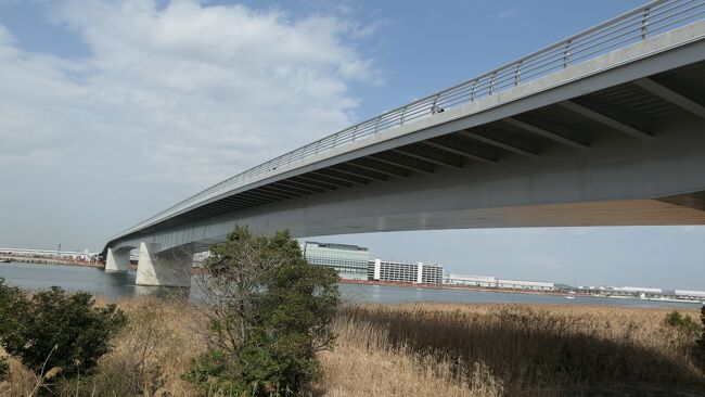 羽田空港と川崎臨海部をつなぐ「多摩川スカイブリッジ」（全長675m）が、3月12日15時に開通した。<br /><br />その両岸もなんだか新しい施設が続々と誕生しつつあるので、ついでに様子をうかがってこよう<br /><br />こういうレポートは開通直後じゃないと意味ないな～（いちおう訪問日は3/17）　と思いつつ、遅れた分は内容でカバー・・・できてないな