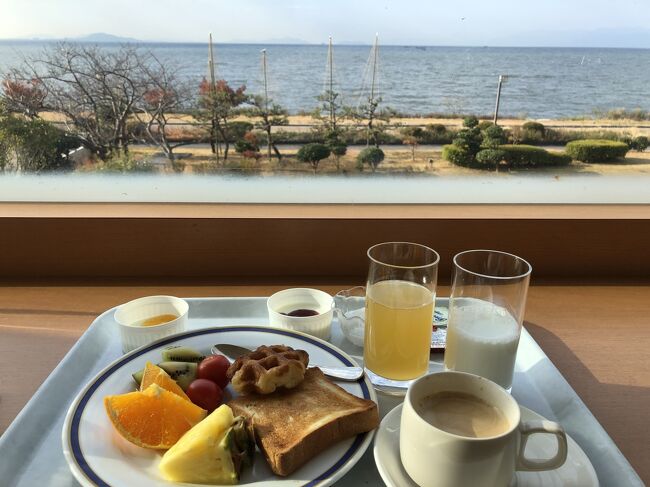 90歳になろうとしている両親といつもの長浜旅行。<br />年齢的にもゆっくり、ゆっくり、休みながらのゆったり旅行です。<br />今回はローザンベリー多和田に行ってみました。<br /><br />食事はホテルでのんびり。<br />朝食と夕食の様子を記録します。<br /><br />2021年9月～12月までのコロナ禍日本帰省について<br />もっと詳しくはこちらにも(本音まじりで)書いていますので、よかったらどうぞ。<br />http://mahalobunny.seesaa.net/category/27656530-1.html