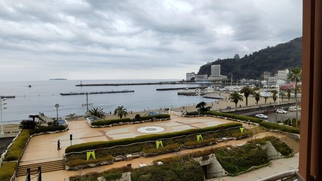 熱海温泉は何度も訪れたことがある大好きな温泉地の一つだ。<br />恐らく30回以上は来ている気がする。<br /><br />今回は初めて海沿いにあるホテル「シーサイド・スパ&リゾート」を予約した。<br />新宿駅西口で彼女と待ち合わせ。<br /><br />ロマンスカーに乗って小田原に向かう。<br />未だ席を向かい合わせは禁止で、車内販売もない。<br />とは言え、ようやく車内での飲食ができるようになっていて、駅で買った缶ビールを飲みながら、のんびり移動を楽しんだ。<br /><br />小田原に到着してから、今度は東海道本線で熱海に向かう。<br />在来線だが、何とか座って熱海に到着。<br /><br />熱海駅からアーケード商店街を行く。<br />ここは熱海で最も好きな昔ながらの大温泉地の商店街といった感じで、土産物屋や飲食店がある。<br /><br />坂や階段を下りて海沿いのホテルに到着する。<br />チェックインしてから部屋に入る。<br />温泉地の観光ホテルというよりリゾートマンションのような雰囲気の部屋で、目の前に海が見える。<br /><br />少し休んでから、予約してあった貸し切り露天風呂へ。<br />ここからももちろん海が見える。<br />景色の良い露天風呂をゆっくり満喫してから、少し早いがディナーを取りに街に出た。<br /><br />アーケード商店街にある「磯丸」へ。<br />人気の寿司屋でもここも何度も来たことがある。<br /><br />時間が早いので待たずに入れた。<br />アルコールの提供はないということだが、逆にゆっくり寿司を楽しめる。<br />ひかりものと貝のそれぞれ5点盛りを注文。<br />彼女は特上握りを注文した。<br /><br />ノンアルコールビールで乾杯する。<br />この店は提供も早い。<br />寿司は相変わらず美味しい。<br /><br />値段も安いし気軽でいい店だ。<br />ホテルに戻ってから、大浴場に入る。<br />露天風呂もあるし気持ちが良い。<br /><br />夜に2度入った。<br />ゆっくり休んで翌朝も大浴場へ。<br />前夜に買って余っている缶ビールを風呂上りに楽しんでから朝食へ。<br /><br />ビュッフェ式の朝食を海が見える快適なレストランで楽しんだ。<br />和洋揃った料理やドリンクなど存分に楽しんだ。<br /><br />部屋に戻ってからもう一度温泉に入って、ゆっくり休んでから11時にチェックアウトした。<br /><br />熱海銀座に向かって、人気のスイーツ「熱海プリン2nd」へ。<br />前回はテイクアウトしたが、店内でも食べられるので、凝った雰囲気の席に座ってさくらプリンを食べる。<br />彼女のエスプレッソも中々美味しい。<br /><br />熱海駅までは20分近くかかったが、ゆっくり歩いて戻る。<br />帰りは踊り子で帰ろう。<br />やぱり熱海は楽しい!<br />
