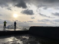 湯けむりの熱川　砂浜の足跡、釣り人の陰　