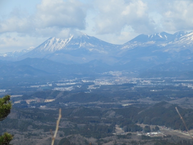 宇都宮市の北部にある人気がある低山、宇都宮アルプス・篠井富屋連峰の榛名山、男山、本山に登ってきました。<br /><br />歩く仲間7人で登りました、今回は地元宇都宮の仲間2人も一緒で案内をして頂きました、私は子どものもり公園冒険活動センターの登山口から宇都宮アルプス・篠井富屋連峰の最高峰である本山（562ｍ）まで皆と一緒に登り、下山して車で中徳次郎登山口に、6人は中徳次郎登山口まで縦走しました、天候が良かったので快適に日光連山など見ながら歩けました。<br /><br />宇都宮アルプス・篠井富屋連峰は人気があるようで当日は2団体がバス利用で来ていました。