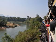 2015年タイ旅行記　第7回　旧泰緬鉄道ナムトク線に乗車。クウェー川鉄橋とアルヒル桟道橋を通りナムトクへ