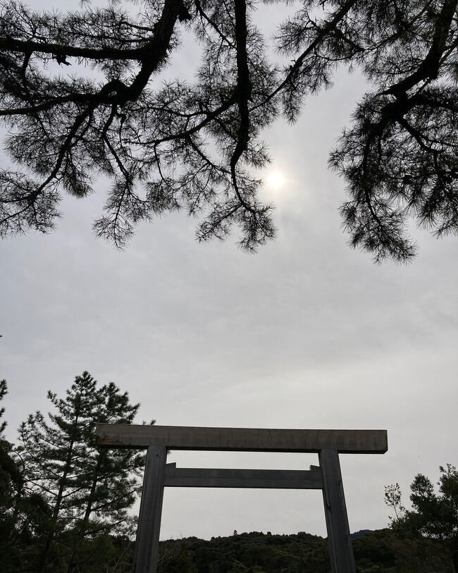 最近毎日瞑想をするようになったら、自分の思考のクセに気づくようになりました。<br />「自分はどうしてみんなみたいにできないんだろう」<br />「みんながうらやましい」<br />「こんな自分ではダメだ」<br />「〇〇してはいけない、じゃあどうしたら?」<br />こんな考えが、毎日ぐるぐる頭の中を巡っていました。<br /><br />いつももやもやが溜まってくると、お伊勢参りに行きたくなります。<br />伊勢神宮は、子どもの頃から参拝に行っている大切な場所です。<br />ただ、コロナ禍になってから、いつも運転してくれる夫は外出を嫌がります。ひとりで電車で行こうかなあと思いながらダメもとで誘ってみたら「いいよ」との返事!<br />どうやらわたしのもやもやを察知していたようです。<br />今回のお伊勢参りはいつもと違っていたので、ここに残しておこうと思います。<br />スピリチュアルな、不思議な体験みたいなことも書いています。ご了承ください。
