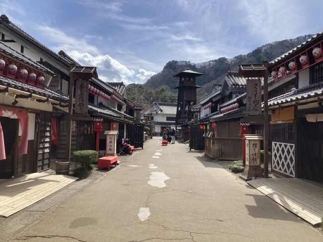 鬼怒川温泉(1泊目)~会津若松(2泊目)と、2泊3日子連れ旅行を満喫。<br />ドラえもんの「世界旅行ゲーム・日本旅行ゲーム」というボードゲームがあります。それを通じて、小学2年生の息子が少しずつ日本や世界の地理、歴史に興味を持ち始めたことにちなんで、地理や歴史に関わるスポットを中心に訪問しました。<br /><br />この旅行記は、鬼怒川温泉エリアのものになります。<br /><br />【鬼怒川温泉エリア】←←←←この旅行記<br />●4月1日<br />・東武特急リバティ会津で鬼怒川温泉まで。<br />・日光江戸村~鬼怒川ロープウェイ(おさるの山)訪問。<br />・ホテルサンシャイン鬼怒川で宿泊。<br />●4月2日<br />・東武ワールドスクエア訪問。<br />・東武、野岩、会津鉄道の絶景の車窓を楽しみつつ乗り継いで塔のへつりへ。<br /><br />【会津若松エリア】<br />●4月2日(続き)<br />・会津若松駅に着き、そこから鶴ヶ城へ。<br />・庄助の宿 瀧の湯で宿泊。<br />●4月3日<br />・武家屋敷~飯森山(白虎隊自刃の地、さざえ堂など)~七日町エリア散歩。<br />・会津若松駅から在来線と新幹線で帰宅。