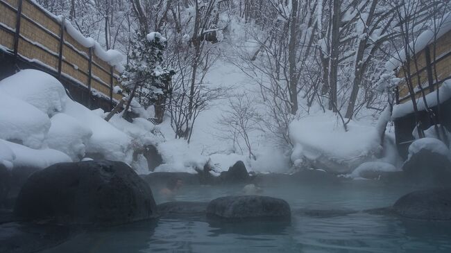 ２０２２年２月８日～９日　曇り<br />　スノーハイクの後は蔵王温泉の湯巡りへ。蔵王温泉には３つの共同浴場があり、誰でも２００円（宿泊者は無料利用券がもらえる）で利用できる。浴場は何れも木造で温かみがありお湯は刺激臭のある硫黄泉。ちょっと熱めだがスノーハイクで冷えた体を溶かしてくれた。蔵王温泉はとにかく湯量が豊富。あちこちで溢れた温泉が川になって流れ、雪の温泉街は湯煙と硫黄臭に包まれていた。<br /><br />【旅程】<br />　２/５　関西空港→仙台空港→仙台駅→新庄駅→肘折幻想雪回廊→肘折温泉・三春屋旅館（泊）<br />　２/６　雪の肘折温泉散策→共同浴場「上の湯」（立寄り湯）→肘折希望大橋→肘折いで湯館（立寄り湯）→肘折温泉・三浦屋旅館（泊）<br />　２/７　肘折温泉→新庄駅→山寺駅→山寺見物→山形市内散策→山形駅→蔵王温泉・伊藤屋旅館（泊）<br />★２/８　蔵王ロープウェイ→雪の蔵王かんじきハイキング→蔵王温泉共同浴場の湯巡り→蔵王温泉・伊藤屋旅館（泊）<br />★２/９　蔵王温泉→山形駅→仙台駅→仙台空港→関西空港