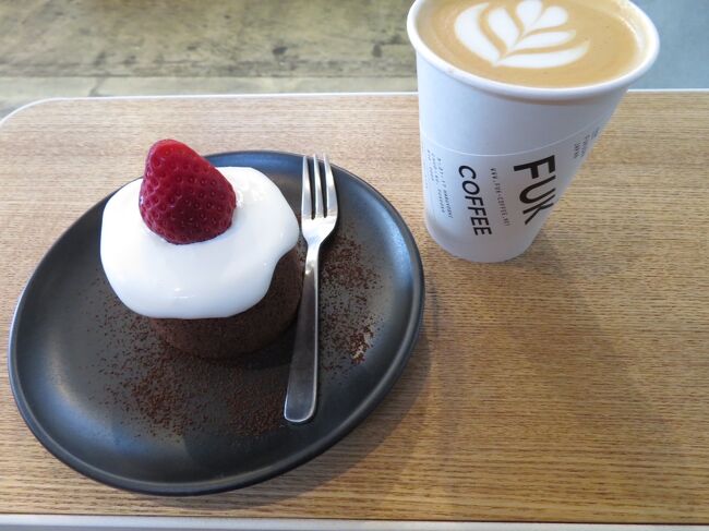 もう半年以上も経ってしまったけれど、時間ができたのでサクッと投稿。<br /><br />誕生日が大好きです。家族の誕生日も自分の誕生日も大好きです。<br />なので、誕生日の日は極力、自分に甘く、自分本位で過ごします。<br />今年の誕生日はなにしましょ??と。<br />ギリギリまでうだうだしていましたが、3日前に発券し、食べ歩きに福岡へ行ってきました。<br />ただ、帰ってきて感じたのは体力と消化力の減少です…。<br />あと、腰がダメ…。<br /><br />限られた時間ですが、とにかく行けるだけ行ってみました。<br /><br />発券<br />ユナイテッド航空マイル 6000マイル<br />HND-FUK-KMQ<br /><br />全日空 3000マイル<br />KMQ-HND