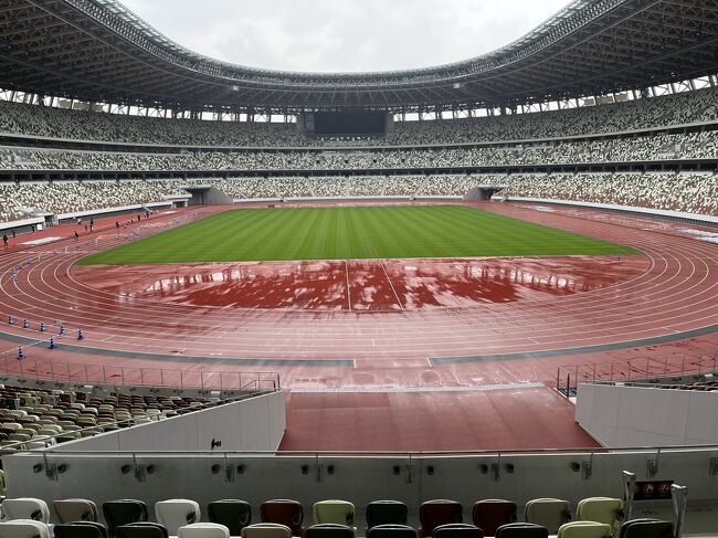 4月2日の新聞に国立競技場のスタジアムツアーが1日より始まった、と載っていたので、<br />「思い立ったら吉日」と翌日が空いていたので申し込んでしまった。<br />「しまった・・・」と書いたのは天気予報も見ずに予約してしまったのです。<br />当日は雨・・・それも寒かった(^^;)<br />