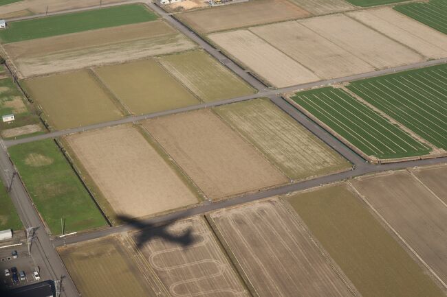 JGC修行も折り返し地点まできました。<br />今回は小松空港から金沢へ。<br />観光はほんの少し、おいしいお鮨が食べたいのと金沢おでんも食べたい！<br />花より団子です。<br />東京は1日花冷えで雨模様。一方金沢は天気予報は雨だったのですが、前日には曇り予報、当日は晴れましたヽ(^o^)丿<br />本日は2レグ。これで24レグとなりました。<br /><br />