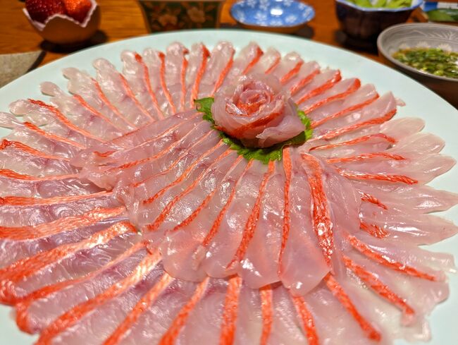 寒いこの季節、雪に降られるリスクが少ないエリアとなると、どうしても千葉or静岡(伊豆)の海沿いに行くことが多くなります。1月に伊豆に出かけたので、今回は千葉かな☆<br /><br /><br />やっぱ金目鯛がすっきやね~ん♪の巻<br /><br /><br />【旅程】<br />〈1日目〉<br />・としまや弁当(チャー弁)<br />・浜屋(バー弁)<br />・道の駅きょなん<br />・洲崎神社<br />・道の駅ちくら 潮風王国<br />・道の駅ローズマリー公園<br />・道の駅オライはすぬま(仮眠)<br /><br />〈2日目〉<br />・飯沼山 圓福寺<br />・観音食堂 丼屋 七兵衛(ランチ)<br />・さのや今川焼き<br />・犬吠埼温泉元湯黒潮の湯<br />・君ヶ浜しおさい公園駐車場(休憩&仮眠)<br /><br />〈3日目〉<br />・息栖神社<br />・鹿島神宮<br />・道の駅いたこ<br />・香取神社<br />・くろえむ荘(泊)<br /><br />〈4日目〉<br />・道の駅 たけゆらの里おおたき<br />・コストコ木更津店<br /><br />【旅行記】<br />◇千葉の旅202202〈1〉雪をさけて銚子港まで海沿いドライブ♪銚子港で観光・グルメ・車中泊♪<br /> https://4travel.jp/travelogue/11745170<br />◇千葉の旅202202〈2〉めちゃくちゃ駆け足でめぐる東国三社&千葉県勝浦市の民宿で金目鯛♪<br /> https://4travel.jp/travelogue/11746972