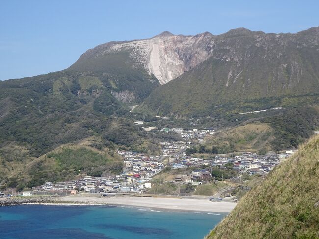離島の旅巡り・伊豆七島の神津島を2泊3日で37年振りに訪れ、レンタカーで島を巡り、天上山1日ハイキング山頂一周を妻としました。<br />(写真)ありま展望台からの天上山と村落と前浜の眺め<br />1日目はレンタカーでアリマ展望台・ジュリア十字架 千両池 灯台 三浦湾展望台 多幸湾 物忌奈命神社 郷土資料館 阿波命神社 トロッコ跡 赤崎遊歩道 温泉保養センター(水休) 村落(琴平宮 ジュリア顕彰碑 流人墓地)を走ります。<br />2日目は黒島登山口 天上山一周(オロシャの石塁 表砂漠 裏砂漠 展望地 不動池 天空の丘 ババア池 不入ガ沢白島下山口) 白島登山口まで歩きます。 <br />3日目は前浜海岸でノンビリし昼食はヨッチャレセンターで戴き、多幸湾より帰ります。<br />(流人の島)724年、流刑の地にされたが島の生活が荒れるので除外された。1742年、徳川幕府が伊豆諸島が遠島流刑地に定め、明治4年まで続いた。明治11年諸島の行政が静岡県より東京府に移され、最後の流人が許されて出島した。神津島には83名の流刑者がおり、主に政治犯や宗教的な罪人で、墓地にはこれらの人々が眠っています。多くは江戸時代に流刑となった日蓮宗不授不施派の僧侶で日照大徳は村民の師として崇拝を受けた。 <br />(おたあジュリア)16C小西行長によって連れてこられた朝鮮貴族の娘・おたあジュリアは徳川家康の寵愛を受けてもキリスト教を捨てなかった為、神津島に流刑された。流刑後40年も信仰を貫き、島民に深い感銘を与えた。篋塔様と呼ばれる石塔が彼女の墓と伝えられています。 <br />(物忌奈命神社)祭神物忌奈命は三島大社の祭神・事代主命と阿波命との間で生まれた御子で神津島の開祖で、守護神でもあります。本殿・拝殿は格調高い造りで薬王殿は神仏習合の名残があります。) <br />{旅程}<br />①2022年4月6日(水)<br />自宅(JR)新橋7:30(ユリカモメ)7:40竹芝桟橋8:50(高速ジェット船-大島 利島 新島 式根島と寄り) 12:30神津島着(送迎)12:40H神津館に着きます。<br />(神津島観光)レンタカーを借ります。13:00-17:10(4400円) <br />マルハン(昼食購入) 佐久友好碑 横道展望台を見て <br />(昼食)寿司(13:13-13:28)ありま展望台(ジュリアの十字架)で富士山を見ながら戴きます。千両池 神津島灯台 三浦湾展望台 多幸湾展望台・黒曜石オブジェ 多幸港(天上山断崖) 多幸湧水 村落付近(カトレア丸鐘 竜神様 天皇陛下行幸記念碑 物忌奈命神社 郷土資料館300円を見学します。)<br />車でえんま洞 ウズマキ岩 メッポー山 ぶっとうし岩 長浜海水浴場 阿波命神社 名組湾とトロッコ跡 赤崎遊歩道 トンネル 水がしり泉 観音様 メイシ公園展望台 温泉保養センター(水休) 村落(琴平宮 ジュリア顕彰碑 診療所 流人墓地 駐在所 ヨタネ広場 小学校 古民家 与種神社と周り、17:13車返却し17:20Hに着き 、マルハンで買物。<br />入浴(17:40-18:10) 夕日を見て 夕食(18:30-20:00)を戴きます。<br /> (宿泊)H神津館<br />