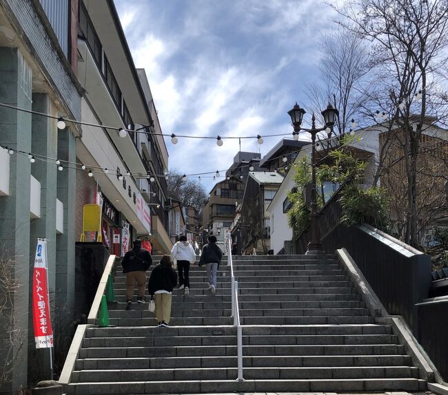 まん防が解除されたこの春休み、夫婦で伊香保温泉に1泊しました。<br />この旅行記は1日目の記録です。<br /><br />上野からJR特急「草津1号」で渋川まで行き、渋川から「ホテル木暮」までは路線バス利用。ホテルでは、湯量の多い源泉かけ流しでゆったりあたたまりました。<br /><br />2日目は伊香保バス停から路線バスで榛名湖まで行き、榛名山とのコラボレーションを見てきました。これは青空に映えて、美しかった。行った甲斐がありました。<br /><br />帰りは榛名湖バス停から高崎まで路線バスを使い、高崎駅からは新幹線で都内まで帰りました。<br /><br />出かけた日は、前日より10度も気温が下がり、石段街、ロープウェイでは強風と寒さに震えました。<br /><br />今回はいただき物のHISの旅行ギフト券を使用したお財布にやさしい旅。