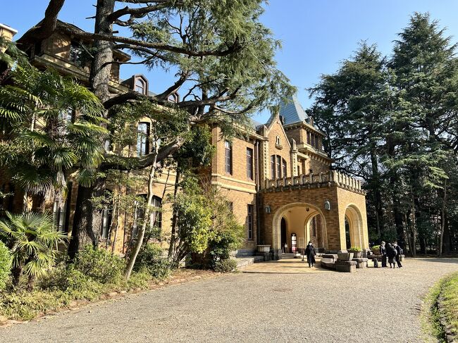 日本民芸館の見学のため最寄り駅の駒場東大駅へ向かいました。<br />通常は月曜日が休館ですがこの週は展示入れ替えのためクローズでした。<br /><br />駒場東大は初めてで、せっかく来たし、天気も良いので近くを歩きました。<br /><br />日本近代文学館や駒場公園、前田家の建物などを見学しましたのでレポートします。<br /><br />東大の近くという住宅環境です。<br />「山の手」、「文教地区」という印象のあるエリアでした。<br /><br />文京区の本郷の東大の近辺と比べると住人の年齢層が若いせいか、活気がありました。<br /><br />一度、足を運ばれる価値のあるところです。<br /><br />表紙の写真は旧前田家本邸洋館です。