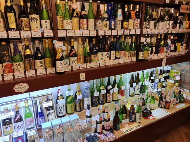 前回伏見へ来た時は、新幹線を降りてから午後の散歩でした。そのため伏見稲荷大社まででホテルへ戻ってしまったのですが、伏見と言えばお酒の街でもあります。今回は平等院から京阪線を使って宇治を周ろうと考えました。<br /><br />平等院へ行ってみようと思ったのは、ミュージアムの紹介をテレビで見たからでした。仏教美術と言ってよいのかな。でも展示方法がとても近代的に見えて新鮮だったのです。<br /><br />街の名前は知っていたものの、調べれば古くから街道や水運が発達していたとか。平安時代から貴族の別荘があったためか、お寺も歴史あるものが多いそうです。伏見城、桃山文化、寺田屋事件、鳥羽伏見の戦い、などなど。教科書に登場した内容がいくつも出てくるほど、歴史のある街だと改めて知りました。<br /><br />JRの宇治駅から平等院を周り、京阪宇治駅から中書島で降り、後はテクテクと歩きました。<br />寺田屋、十石船、月桂冠大倉記念館、鳥せい本店、酒店で日本酒を買い、最後に御香宮神社<br />へ。よくある案内に沿ったような観光コースの散歩でした。それでも、日本酒の利き酒が出来て、お土産にお酒を送れたので満足できました。(^^ゞ<br />