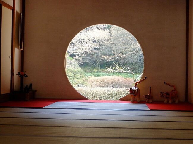鎌倉巡りをした後に，バスで北鎌倉に行き寺院巡りをし，タイトルにある４寺院を訪れました．<br /><br />表紙写真は明月院の円窓．<br />
