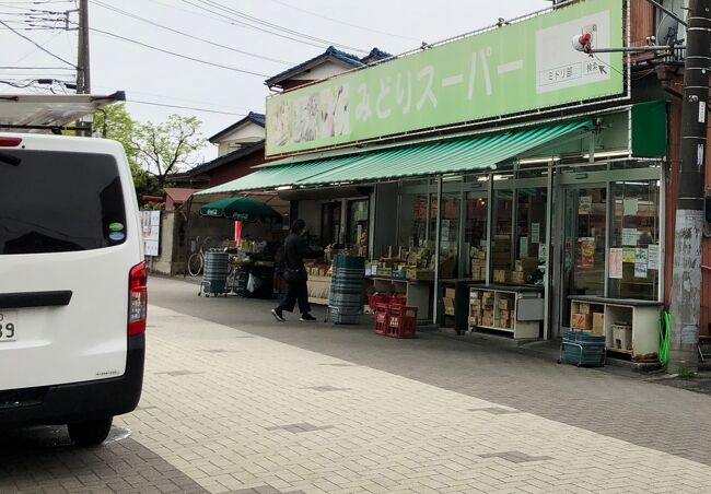 映画「翔んで 埼玉」の中で「埼玉県人にはそこらへんの草でも食わせておけ ! 」というセリフで一躍有名になった&quot;そこらへんの草&quot;。<br /><br />「そこらへんの草天丼」を売っているお店があると聞いて、バイクに乗って春日部に行ってきました。<br /><br />日光街道の宿場町として発展してきた埼玉県春日部市。「粕壁宿」ともいうそうです。春日部駅の周辺には「粕壁」という地名もあります。<br /><br />春日部も粕壁も大昔からの名前で、粕壁という地域に住んでいた武将が春日部氏を名乗っていたということらしいです。<br /><br /><br /><br />撮影日：4月2日・4月13日