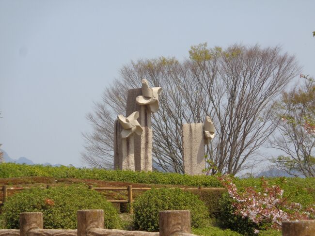 山鹿市の郊外に位置する菊鹿温泉。田園と里山の中にたたずむこじんまりとした温泉地です。コロナ禍で長らくご無沙汰していましたが、三年ぶりに菊翠苑の露天岩風呂・桧風呂を楽しんできました。<br />さらにあんずの丘、一本松公園へ。暖かな春の一日を感じる旅でした。<br /><br />（2022/04/15）