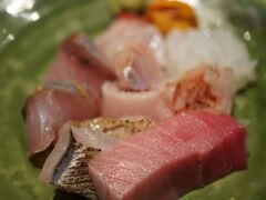 20220409-4 築地 お昼の河岸頭は海鮮丼のお客さんばかりなのだけれど…刺身BARでお願いいたします。