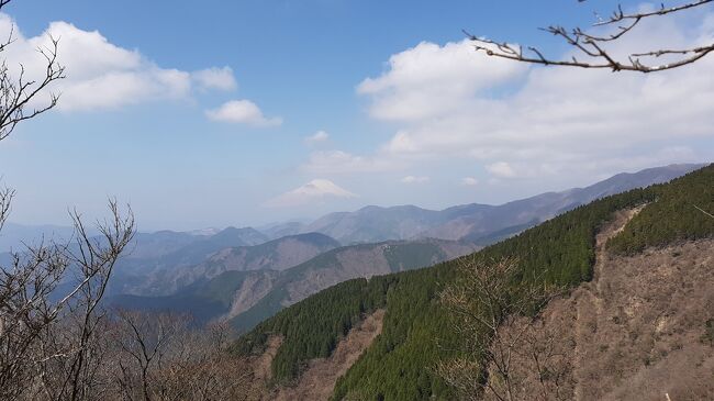 天気も良くまだ暑くもなく良い季節の中、小田急電鉄の「丹沢大山フリーパス」を使って日帰りトレッキング「東丹沢」に行って来ました。<br />秦野駅から神奈中バスで終点のヤビツ峠バス停までフリーパス範囲でコスパ最強です。<br />ヤビツ峠を08:10トレッキング開始<br />ピークが何ヵ所あるのか?登り返しや岩場に鎖や痩せ尾根があるコースですが丹沢という場所なのでほとんどのコースはきちんと整備されてとても歩きやすくなっています。<br />手軽にお得に日帰りで変化のあるコースを歩いて来ました。