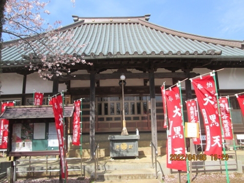 延命寺（千葉県白井市）について、延命寺は、寺伝によると寛弘2年(1005年)に賢澄上人が開山したといわれています。本尊は延命地蔵尊です。寺院は緑の環境の中に屹立しています。境内の観音堂は寛文8年(1668年)の建立です。千葉県の有形文化財に指定されています。本堂に祭られる大黒天は、大きな蓮の葉と唐獅子の上に座っている数少ない像です。宝暦10年(1760年)に常陸国の彫工根本利助の銘があります。観音堂の斜向いにある鐘楼には田村能里子画伯図案の大梵鐘があります。〒270-1402　 千葉県白井市平塚939 電話　047-497-0807。昔、「十九夜」に、安産と子供の成育を願って　女性が集まり　お祈りをしたそうです。お祈りが　みんなが参集して、慰安・娯楽の場となったそうです。その「お祈り」のシンボルとして、「十九夜塔」が　建てられたのです。参考にさせていただいたブログは下記です。石仏神心　４５－２　北総石仏　白井５・４　延命寺の石仏に詳しく書かれています。http://sekibutu.blogspot.com/　余りにも石仏が多く撮りのがした物が多くありました。