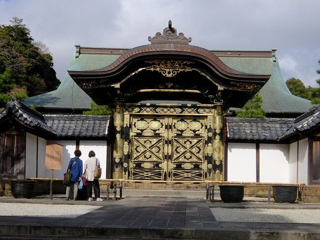 鎌倉巡りは1週間前にしたのですが,1日ではとても廻り切れず気になったので,日を改めて再度行くことにしました.東の報国寺(竹寺),浄妙寺,杉本寺,鎌倉宮,荏柄天神社,そして西北の建長寺を訪れました.<br /><br />表紙写真は建長寺の唐門(勅使門).<br />
