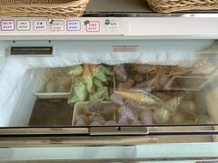 角間川　新栄堂小田島さんの冷凍ソフトクリームを食べる