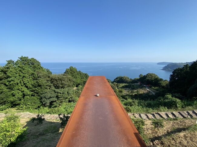 コロナ禍も1年半、海外に行けず県内でゆったりしたいということで初めて界仙石原への宿泊を主な目的としてドライブ旅行をすることにしました。そして翌日は何をしようかと思案していたところ、4年前に完成していて一度行ってみたかった江之浦測候所なら近いので予約を取って行くことに決定。<br />あまり詰め込んであくせくするのは嫌だったので、午前中にゆったり出発し、ドライブがてらランチに佐島マリーナのレストランによってみることにしました。以前とは店が変わっていましたが立地、建物は変わらず絶好のロケーションです。<br />しばらくボ~ッと海を眺めながらランチを楽しみ、R134から西湘バイパスを抜け箱根へ。一気に仙石原までドライブし丁度チェックインの開始時間に界仙石原に到着。薄暗い駐車場に車を止めたものの、ロビーがどこだかよくわからずに探していると新人のお姉さんがお迎えに来てくれました。長いエスカレータを登ってフロントロビーに行ってちょっとだけロビーを案内してもらってからすぐに部屋に行ってチェックイン。露天の内風呂とバルコニーがついたなかなか落ち着いた部屋でした。部屋でちょっとのんびりした後、このホテルの名物?大人の塗り絵に挑戦。何種類かの下絵が描かれた手拭いから好みのものを選んでマーカーやクレヨンで塗り絵を開始。連れは簡単な図柄を選んでサクサク塗って短時間で完成。私は凝った塗り分けや下絵にない図柄もフリーハンドで追加したりしていたので最後まで塗ってました。その後お待ちかねの夕食。連れは白ワイン、私は地酒でスタートし、美味しい料理を堪能しました。日本酒のお代わりを何回もして怒られました。<br />その後、ちょっと酔いを覚ましてから大浴場へ。他に誰もお客さんが入って来なかったので貸切状態で露天風呂もゆったり楽しみました。<br />翌朝、まずは内湯の露天風呂で目を覚まし、朝食前にまだ白くなる前のススキを見に散歩。<br />お腹を減らして朝食をたらふくいただきました。<br />チェックアウトして次の予定までちょっと時間があったので芦ノ湖畔で濃厚なソフトクリームいただき小田原ヒルトンを越えたところにある江之浦測候所へ。<br />構想に20年かかったという博物館、美術館、天文科学館、歴史観等いろいろな要素を持つ施設でなかなか興味深いものがありました。小田原文化財団が管理していて、ここは大人向けですね。<br />両日とも好天に恵まれ、最高にリラックスした時間を過ごせました。<br />