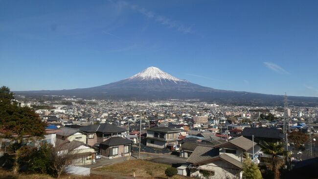 甲府と静岡とを結んでいる、特急・ふじかわの旅の様子です。<br /><br />要するに、車内からの景色なのですが。<br /><br />当日天候に恵まれたので、景色は良かったのですが、<br />なんと言っても、<br />今回の景色のメインは、<br />富士山です。<br /><br />そして、ようやく、甲府から乗ってきた特急・ふじかわは、終点・静岡に到着します。