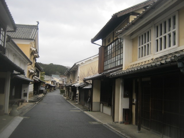 令和版西日本国盗りを最大目的とした旅の後半、四国編の愛媛県域旅の本編が第三部ということになります。<br /><br /><br />大洲散策を終えた後、やって来たのは内子町です。鉄道ファン的には内子線の中心駅としてお馴染みかと思いますが、これまでに通過は何度もしている割には、街並みを散策したことがなかったなと、今回初めて立ち寄ってみることにしました。<br /><br />ここは松山と大洲とを結ぶ大洲街道の宿場町として栄えた歴史があり、現在も八日市護国地区が重要伝統的建造物保存地区に指定されていて、色々な保全事業などが行われながら、往時のままの風情で街並み全体が保存されています。<br /><br />八日市道路として、愛媛県内には二か所しかない日本の道100選にも選定されている由緒正しい街並みを、フラッと散策し、最後はバスにて松山を目指すところまでが本旅行記の流れとなります。<br /><br /><br />(表紙:八日市護国地区の景観一例)