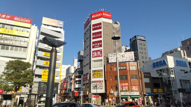 赤羽駅到着!<br />下町らしい雰囲気の良い街。<br />ここで昼飲みしよう。<br /><br />飲み屋が連なる一番街へ。<br />鰻が楽しめる大衆酒場「まるます」に行ったが、店内休みでテイクアウトのみ。<br />残念!<br /><br />駅方面に向かって店を探していて「串かつでんがな」発見!<br />これは昼飲み&ランチにピッタリだ。<br /><br />串かつおまかせ3本とビールのサービスセットのようなものを注文。<br />冷えたビールを飲みながら串かつはいいね。<br /><br />追加で注文した土手焼き。<br />これは絶品でビールに良く合う。<br /><br />唐揚げやポテトフライを注文して、ビールからでかハイボールに切り替える。<br />他の料理もシンプルだが旨い。<br /><br />リーズナブルに飲んで食べて店を出る。<br />もう1軒行こう。<br /><br />駅前に人気ドラマ「今夜はコの字で」に登場した老舗人気店「まるよし」発見。<br /><br />昼飲みにピッタリの店だ。<br />いかにも昭和の大衆酒場と言った雰囲気のコの字で、もつやきを食べながらビールとホッピー。<br /><br />雰囲気も良くて、ついつい飲み過ぎた。<br />店を出て街を散歩する。<br />下町らしい懐かしい街並みを楽しむ。<br /><br />この辺りから、飲み過ぎた酒が回ってきたらしく、やや記憶が曖昧。<br />写真を見るとガールズバーっぽい店に行っているみたい。<br /><br />そして最後はカレーを食べている。<br />駅前の「ベックスコーヒーショップ」に行ったらしい。<br /><br />楽しかったけど、飲み過ぎ気を付けよう。