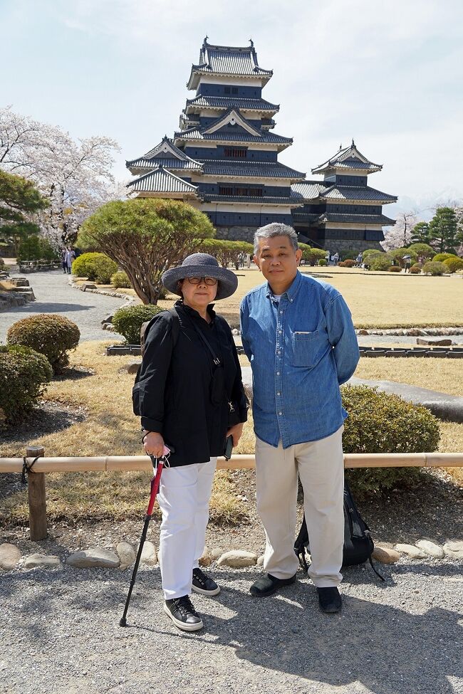 高野山と吉野山の旅が終わってすぐですが、桜を追いかけて今度もトラピックスの「高遠桜・松本城公園・上田城千本桜/春の信州 桜名所ベスト3と名湯・湯田中温泉3日間」というツアーに参加してきました。行ったことがあるのは松本城だけで信州の桜を観たことが無いのと、湯田中温泉には2連泊で2日目は終日フリーというのが選んだ理由でした。東京から志賀高原へは何度かスキーに行ったことがあり、小布施を通過するたびに一度行ってみたいと思っていました。その当時のリンゴ畑やスイスアルプスを思わせるような風景も魅力でしたが、後になって葛飾北斎が高井鴻山の家に長逗留していて肉筆の作品も残されていると知ったということもあります。今回は旅行会社のツアーではありますが、添乗員のいない交通とホテルだけが確保されたフリーツアーのスタイルで、出発日の1週間ほど前にJRの切符と最終案内書が郵送されてきました。月曜日の午前9時出発の「あずさ9号」と分かりましたが、荷物を持って新宿駅に行く方法を考えてしまいました。大江戸線か副都心線か山手線か…、どれも通勤ラッシュの時間にあたってしまいます。最近は妻の足が痛いこともあって荷物は2人分まとめて持っているので思案してしまいます。結果はタクシーで行くことになりましたが、月曜日の朝は混んでいるようで、1社には断られてしまい、タクシー配車センターで手配がつきました。当日はスムーズに自宅から新宿駅西口まで着きましたが、途中の新大久保までは母の入院や手術で何度も通った道だったので少し悲しい気分になりました。新宿駅の自由通路もすごい混雑で、電車を使わなくて良かったと思いました。ここで初めて知りましたが、「あずさ」の乗車券と特急券は自動改札に使えませんでした。10番線ホームに上がってしまうと気分はようやく旅行モードになり、売店で朝ご飯のお弁当を買って扉が開くのを待ちます。最後尾の4号車が同じツアーの方たちで、茅野駅でほぼ全員が下車しました。駅前のロータリーに向かうとバスが待っていて、ここでバス2台で総勢80人近いツアーなのだと知ります。添乗員がいないので点呼などはバスのドライバーさんが行い、松本に向けて出発します。