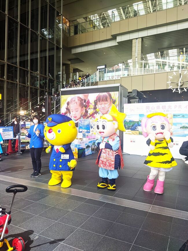 ・2022年2月17日　伊豆高原（静岡県）から岐阜へ。<br />　 伊豆高原駅は早咲の桜が満開でした。岐阜は昨日の雪が残っていました。　　　<br />初めてJR岐阜駅へ、駅前の黄金の信長公像にびっくりしました。<br />・2月18日　岐阜の友人にモーニングサービスに連れて行ってもらいました。<br />　岐阜のモーニングサービスは飲み物を頼むと、トースト、サラダ、ヨーグルトが付いてきます。昼食は味噌かつを食べました。<br />・2月19日　岐阜から大阪へ。<br />　途中の関ヶ原駅は、ホームに沢山の雪が積み上げられていました。<br /><br />・3月末ブルガリアへ出発するまで大阪で暮らします。<br />　大阪ではお好み焼き屋さんに行ったり、梅田にあるグランフロント大阪へ行きました。<br />　