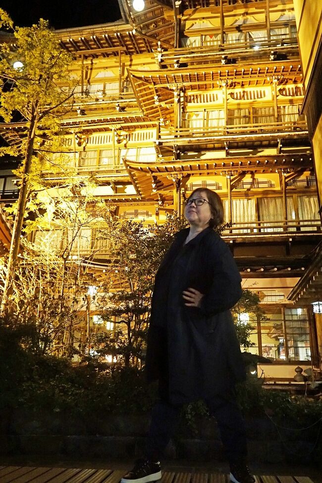 小布施で「北斎館」を見てしまうと、ここからはお買い物モードに変わって、友人へのお土産以外に栗おこわやモンブランに味噌…。お土産の瓶物が重たく指がちぎれそうです。一休みで入った「枡一所蔵」の試飲カウンターではおすすめ上手な女性と楽しい話をしながらメニューにあったその多くを呑んでしまいました。前日までは観光バスもたくさん来て混雑していたそうですが、「今日は観光バスも見掛けないしお店に来られるお客さんも少なくて。」ということでした。コロナ禍でもあるので回し飲みは禁止になっていましたが、キンキンに冷えた錫のショットグラスに半分づつ分けてくれたので、妻と同じものが楽しめました。おつまみがあったら長居してしまったと思います。ノンアルコールの甘酒は買いたかったのですが、お店でしか飲めないものでした。ここでもお酒を買ってしまい荷物がどんどん重たくなります。2,000円のモンブランも食べようかと思いましたが、そこまで栗好きでも無いので諦めます。町中にいくつかある小路を周って、最後に「穀屋」で味噌を5つ買ったらもう限界です。そのまま小布施駅に戻ります。次の列車は乗り継ぎが悪いので100円追加して特急に乗ることにします。時間があったので駅構内に保存されている昔の長野電鉄の車両の見学をしたり美しい山々の写真を撮ったり時間を潰します。やって来た列車は昔の小田急線のロマンスカーで、1号車は景色が良いので追加料金300円でしたが信州の美しい景色を堪能しました。湯田中駅では駅前にしかコンビニが無いのでここでさらにアルコール類を買ったので荷物が重たくなります。夕食が午後6時でしたが、ホテルに着いたのはその10分前くらいでした。食事時間を少し遅くしていただき、追加で山菜の天ぷらをお願いしました。食後はフロントでタクシーを呼んでもらい、少し離れた渋温泉にも行ってみました。ここには有名な「金具屋」という木造4階建ての旅館があります。その周辺は古い町並みでしたが、ここも御多分に漏れず、少し寂れた雰囲気でした。帰りはブラブラ歩きながら湯田中温泉まで戻りましたが、思ったより遠くて30分ほどかかりました。