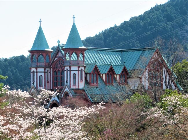 桜咲く名古屋・犬山４泊5日の一人旅３日目です。<br />今日はほぼ一日かけて「博物館 明治村」を巡ります。<br /><br />１日目　<br />https://4travel.jp/travelogue/11742104<br /><br />２日目<br />https://4travel.jp/travelogue/11742915に続き、<br /><br />3日目のこの旅行記の範囲は★を中心に下記のとおりです。<br /><br /><br />③【３日目　2022/4/1（金）】晴れ<br />　06：30 ホテルにて朝食<br />　08：27 名鉄名古屋駅発<br />　08：54 犬山駅着<br />　09：00 ホテルに荷物を預ける<br />★09：20 犬山駅東口バス停発<br />★09：41 明治村着<br />★  　　　明治村散策<br />★16：00 明治村バス停発<br />★16：21 犬山駅バス停着<br />　16：50 ホテルチェックイン<br />　18：30 古民家レストラン：フレンチ奥村邸<br />　19：50 ホテルミュースタイル犬山<br />　　　　　エクスペリエンス泊